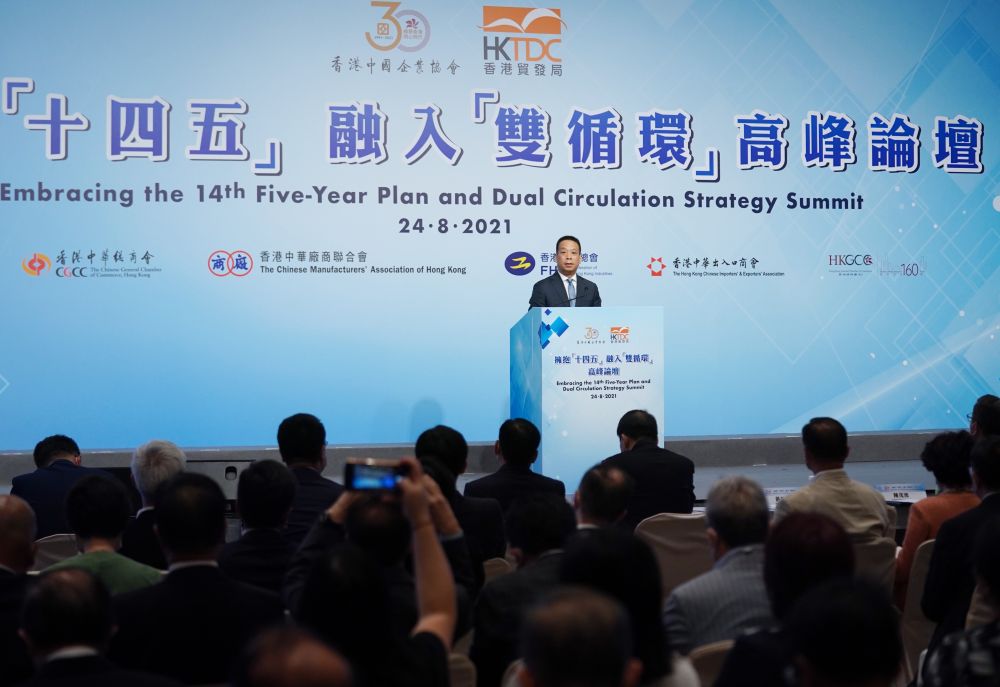 2025香港正版资料免费看,探索香港资讯，免费获取2025正版资料的机遇与挑战